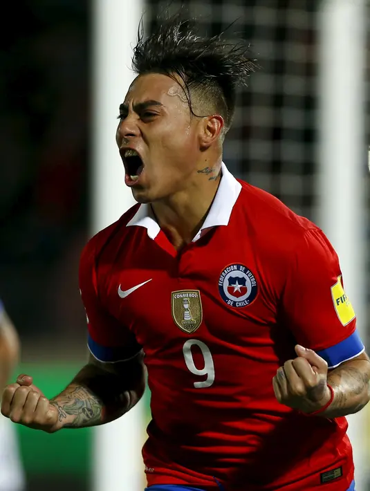 Penyerang Chile, Eduardo Vargas melakukan selebrasi usai mencetak gol ke gawang Brasil pada kualifikasi Piala Dunia 2018 di Santiago, Chile (8/10/2015). Chile menang atas Brasil dengan skor 2-0. (REUTERS/Ivan Alvarado)