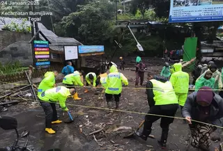 Banjir terjang kawasan wisata Guci Tegal. (Antara)