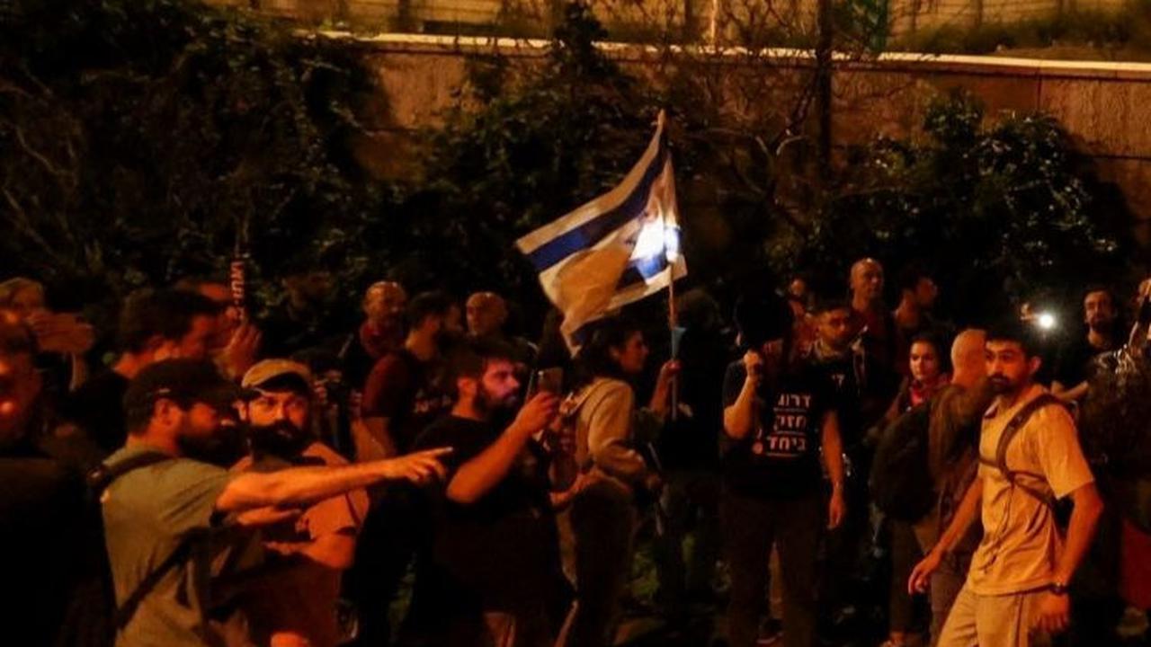 Banyak demonstran menyalahkan Netanyahu atas kegagalan melindungi negara dari serangan Hamas. Foto: REUTERS / Ronen Zvulun<br>