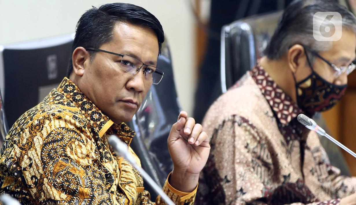 Ketua Baleg DPR RI Supratman Andi Agtas memimpin Rapat Kerja dengan pemerintah di Kompleks Parlemen, Jakarta, Kamis (22/7/2020). Rapat pembahasan RUU Omnibus Law Cipta Kerja pada masa reses tersebut dengan agenda melanjutkan pembahasan daftar inventaris masalah (DIM). (Liputan6.com/Johan Tallo)
