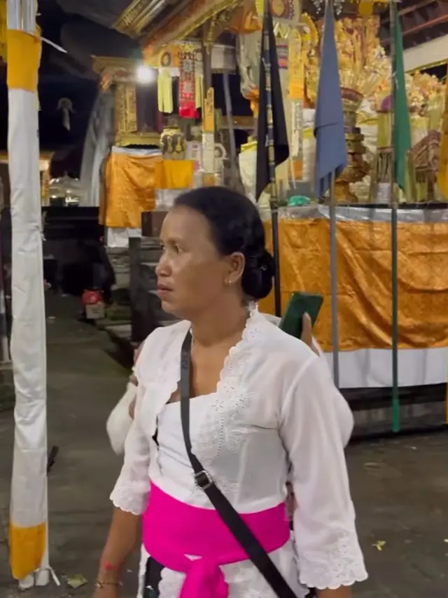 Potret ibu-ibu di Bali bersembunyi di balik temannya usai mencium pipi Antonio Blanco Jr (Sumber: Instagram/antonioblancojr)