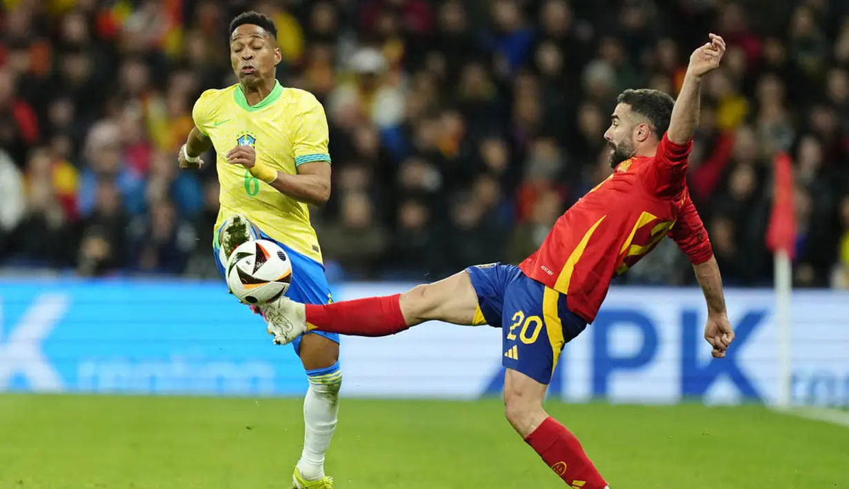 Pemain Spanyol, Dani Carvajal, berebut bola dengan pemain Brasil, Wendell, dalam laga persahabatan di Stadion Santiago Bernabeu, Rabu (27/3/2024).  (Foto AP/Jose Breton)