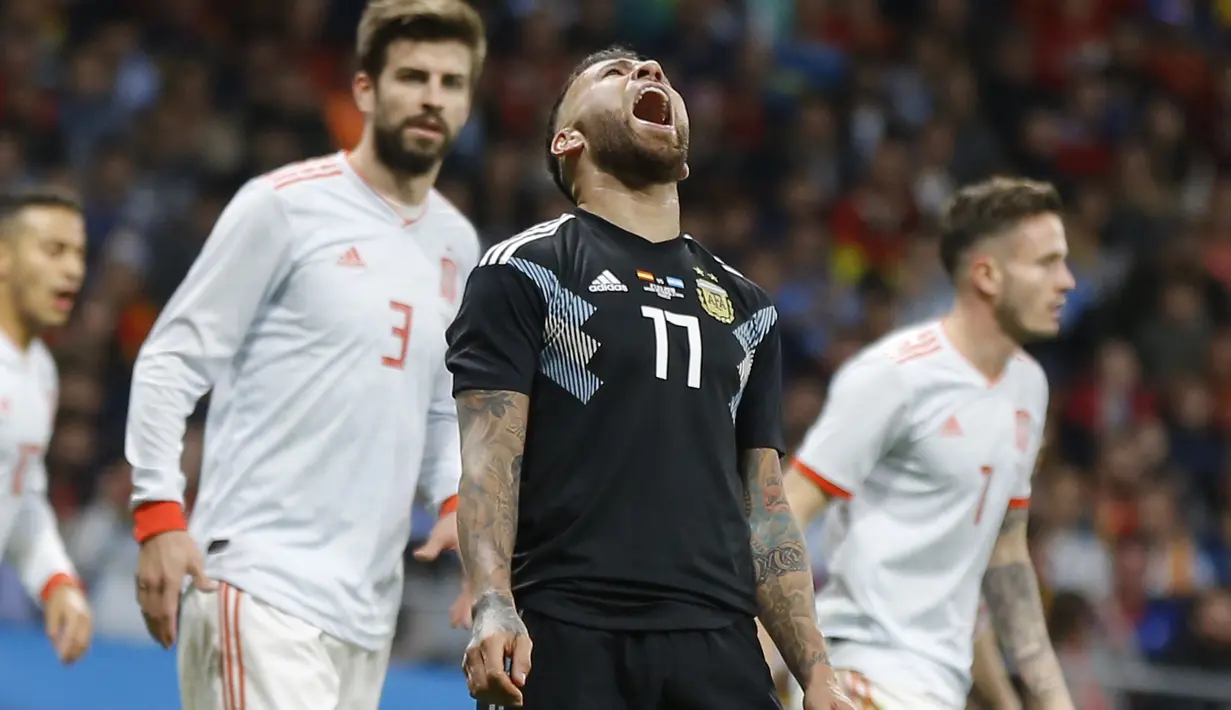 Ekspresi pemain Argentina, Nicolas Otamendi saat gagal mencetak gol ke gawang Spanyol pada laga uji coba di Wanda Metropolitano stadium, Madrid, (27/3/2018). Spanyol menang telak 6-1 atas Argentina. (AP/Francisco Seco)