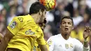 Pemain Real Madrid Cristiano Ronaldo (kanan) berebut bola dengan pemain Las Palmas  Pedro Bigas (kiri) pada lanjutan La Liga Spanyol di Stadion Santiago Bernabeu, Madrid,  Sabtu (31/10/2015). Madrid menang 3-1. (EPA/BALLESTEROS)