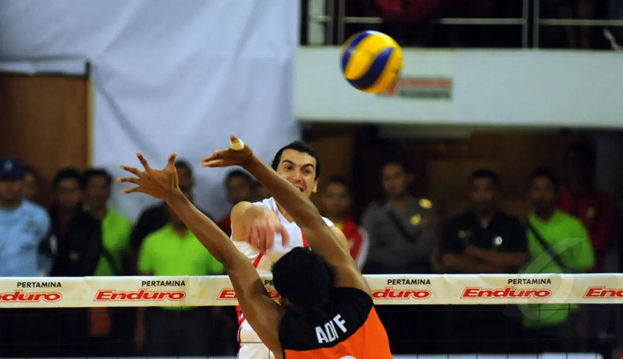 Pevoli putra Jakarta Pertamina Energy, Paul Richard Sanderson melakukan smesh saat laga melawan Jakarta BNI 46 di Pertamina Proliga 2015, Dome Sport Balikpapan, (7/2/2015). Jakarta Pertamina Energy unggul 3 set langsung. (Liputan6.com/Helmi Fithriansyah)