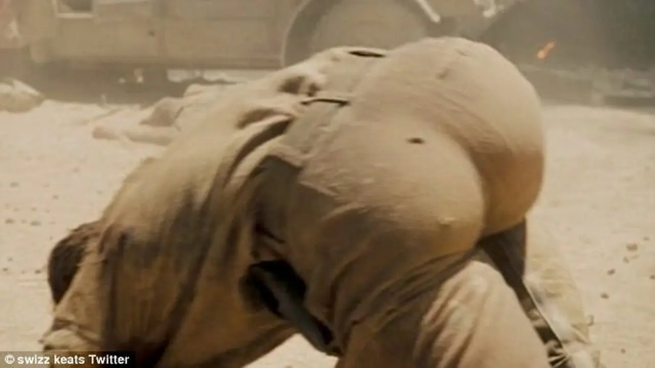 Tom Cruise yang bokongnya terlihat lebih montok. (Twitter @SwizzKeats)