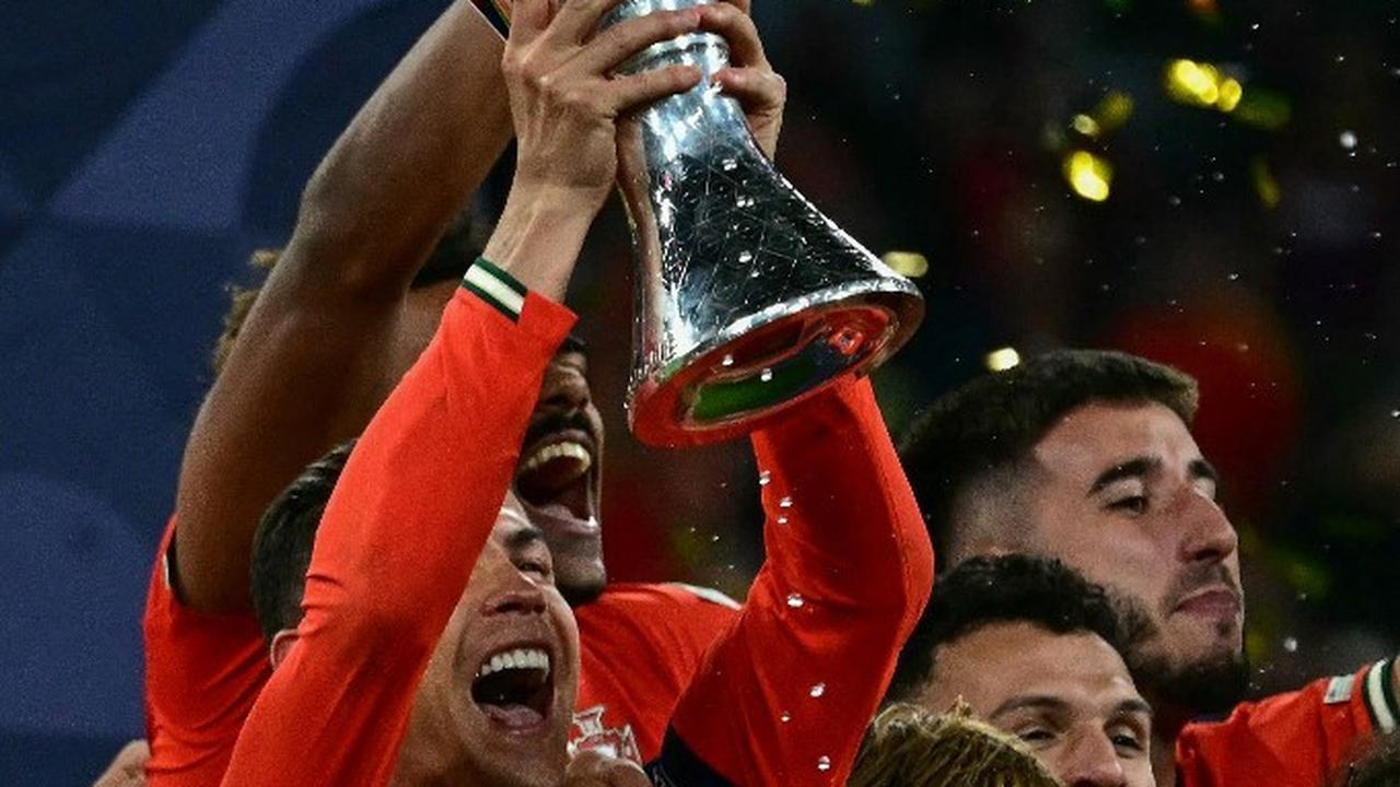 Cristiano Ronaldo Bawa Portugal Raih Juara UEFA Nations League di Umur 40 Tahun
