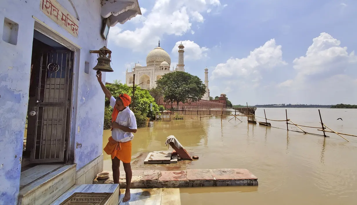 Banjir juga menenggelamkan salah satu taman yang berdekatan dengan Taj Mahal setelah hujan monsun yang tercatat membanjiri sungai-sungai di India utara selama tiga minggu terakhir.  (AP Photo/Aryan Kaushik)