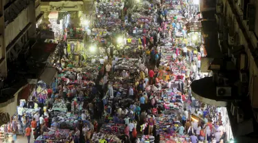 Sejumlah warga berbelanja di Al Ataba, pasar yang populer di pusat kota Kairo, Mesir, Rabu (15/7/2015). Muslim di seluruh dunia sedang mempersiapkan untuk menyambut datangnya Hari Raya Idul Fitri. (REUTERS/Mohamed Abd El Ghany)