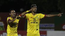 Gelandang Bhayangkara FC, Bruno Matos, merayakan gol yang dicetaknya ke gawang Tira Persikabo pada laga Shopee Liga 1 di Stadion PTIK, Jakarta, Sabtu (19/10). Bhayangkara menang 2-0 atas Tira Persikabo. (Bola.com/Yoppy Renato)