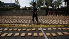 Petugas berjaga saat rilis barang bukti ganja sebanyak 1.300 paket dengan total 1,3 ton di Polres Jakarta Barat, Kamis (4/1). Polres Metro Jakbar berhasil menghentikan penyelundupan 1,3 ton ganja dari Provinsi Aceh ke Jakarta. (Liputan6.com/Arya Manggala)