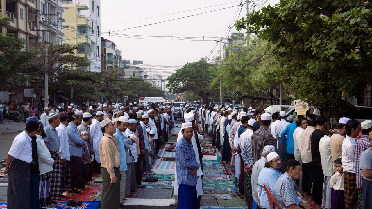Muslim di Myanmar gelar salat Idulfitri di jalanan