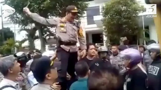 VIDEO: Viral, Kapolresta Yogyakarta Teriak Lantang Tenangkan Massa