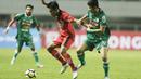 Gelandang PSS Sleman, Dave Mustanie, berusaha merebut bola saat melawan Semen Padang pada laga Liga 2 di Stadion Pakansari, Jawa Barat, Selasa (4/12). PSS menang 2-0 atas Semen Padang. (Bola.com/M. Iqbal Ichsan)