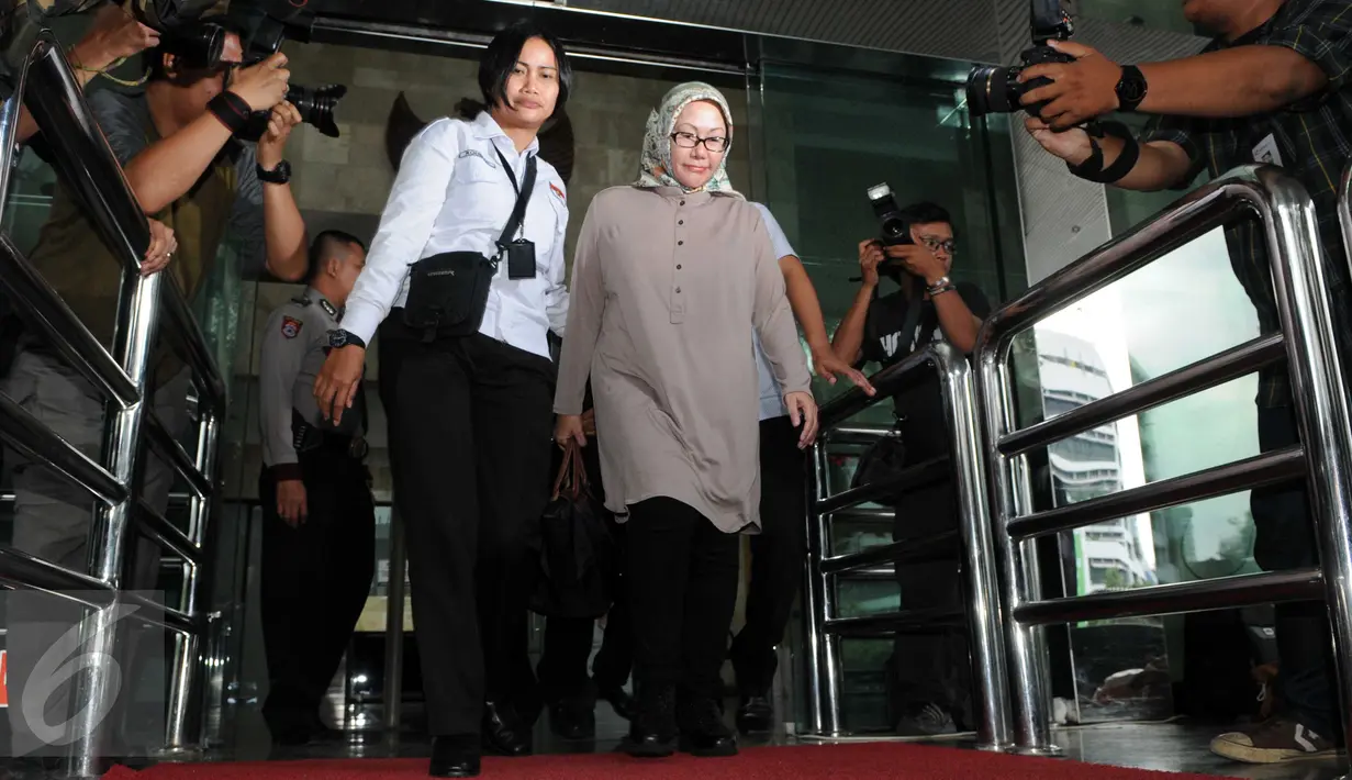 Mantan Gubernur Banten, Ratu Atut Chosiyah usai diperiksa KPK sebagai tersangka dalam kasus pengadaan sarana alat kesehatan (alkes) di lingkungan Pemerintah Provinsi Banten 2011-2013, Jakarta, Senin (14/12/2015). (Liputan6.com/Helmi Afandi)