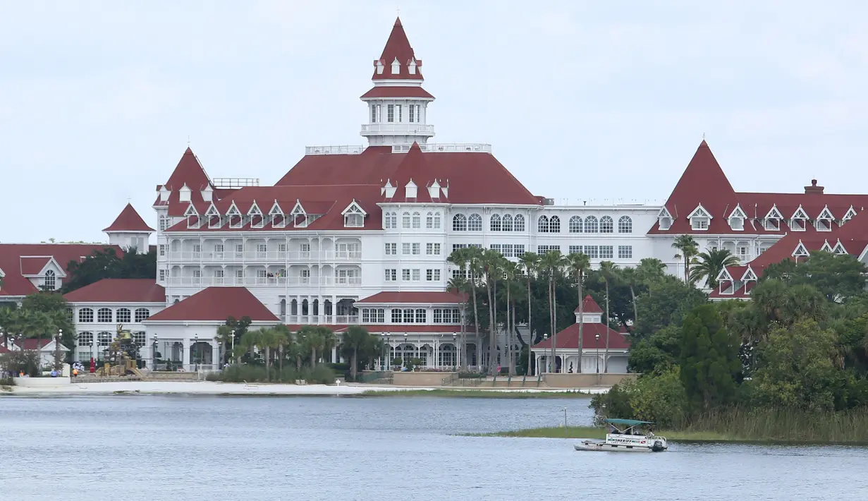 Perahu milik Sheriff Orange County melakukan pencarian di Danau Seven Seas Lagoon di Walt Disney World Resort, Orlando, Rabu (15/6). Sebelumnya bocah laki-laki dua tahun dilaporkan hilang diseret seekor buaya di dekat lokasi wisata itu. (Gregg NEWTON/AFP)