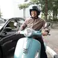 Wakabareskrim Irjen Antam Novambar menunggangi Vespa biru kesayangannya usai mengikuti Uji Publik KPK. (istimewa)