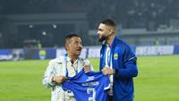 Persib Bandung resmi memperkenalkan Layvin Kurzawa sebagai bagian dari Maung Bandung untuk putaran kedua BRI Super League 2025/2026 di Stadion Gelora Bandung Lautan Api, Minggu (25/1/2026). (Bola.com/Erwin Snaz)