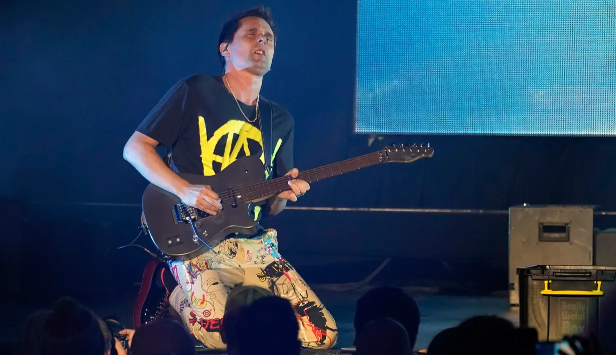 Personel grup band Muse, Matt Bellamy tampil pada konser ALTer EGO iHeartRadio di Kia Forum, Inglewood, California, Amerika Serikat, 14 Januari 2023. Selain Muse, iHeartRadio ALTer EGO 2023 juga menampilkan Fall Out Boy, Jack White, dan Red Hot Chili Peppers. (AP Photo/Chris Pizzello)