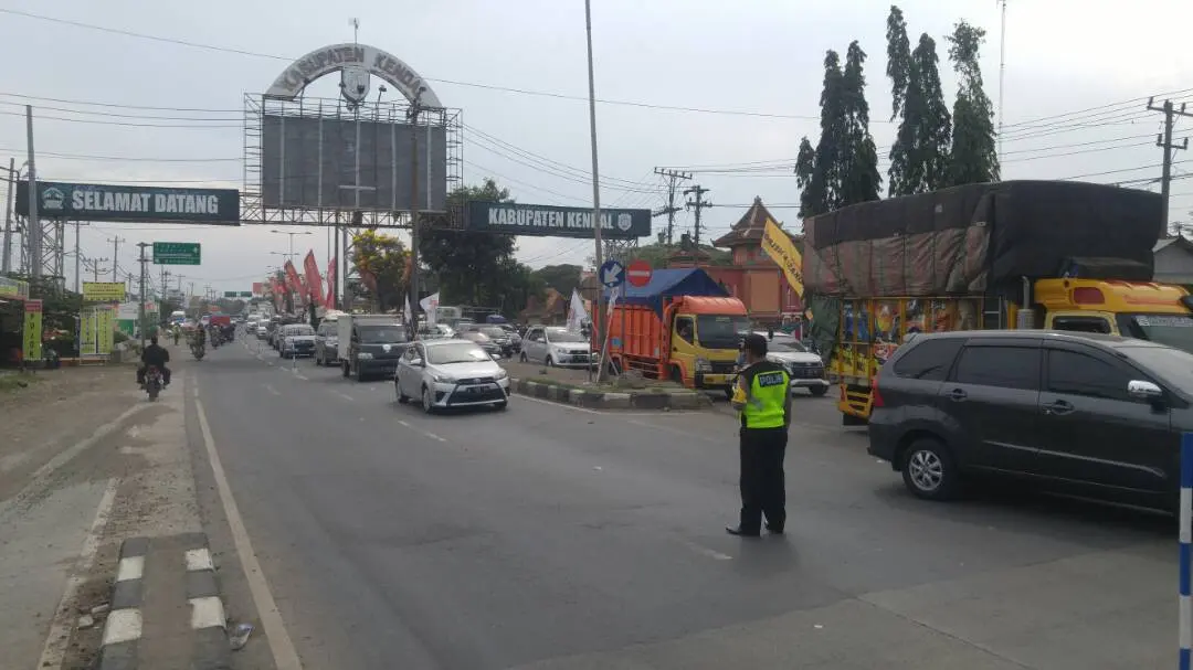 Situasi di perbatasan Semarang-Kendal yang sangat lancar dengan rekayasa lalulintas. (foto : Liputan6.com/edhie prayitno ige)