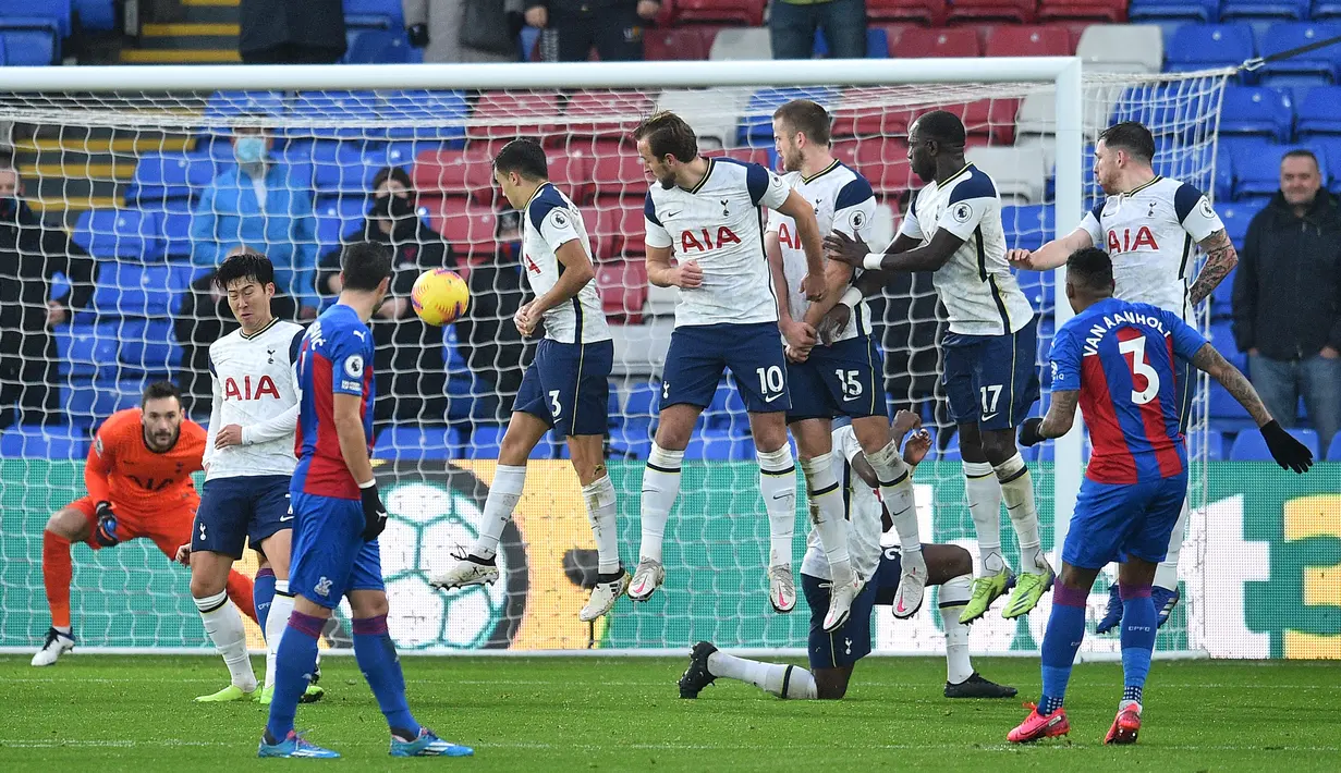 Bek Crystal Palace, Patrick van Aanholt (kanan), mengambil tendangan bebas dalam laga lanjutan Liga Inggris 2020/21 pekan ke-12 melawan Tottenham Hotspur di Selhurst Park Stadium, Minggu (13/12/2020). Palace bermain imbang 1-1 dengan Tottenham. (AFP/Glyn Kirk/Pool)