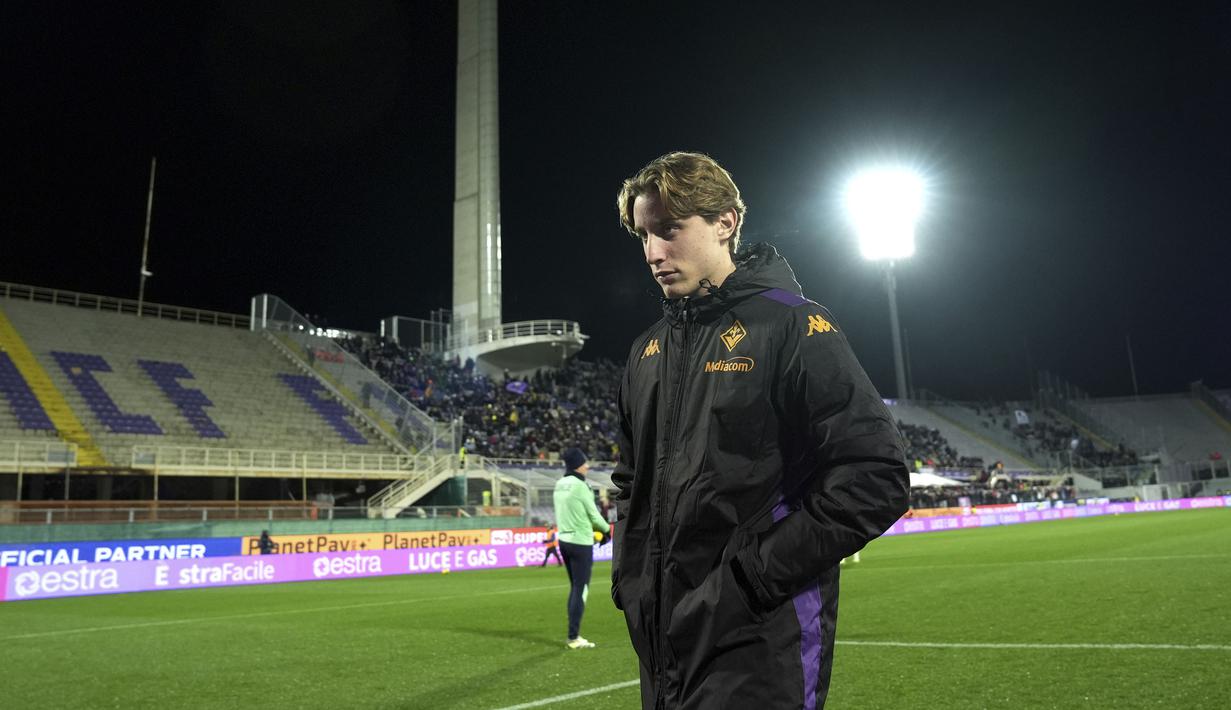 Pemain Fiorentina, Edoardo Bove hadir dalam laga lanjutan Liga Italia 2024/2025 melawan Udinesie di Artemio Franchi Stadium, Florence, Italia, Selasa (24/12/2024) WIB. (AP Photo/LaPresse/Massimo Paolone)