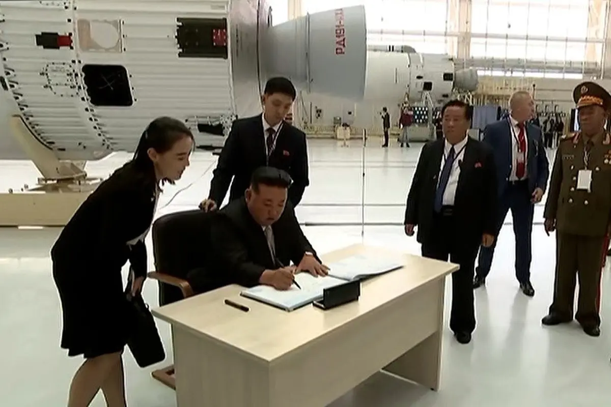 Kim Jong Un dan adik perempuannya Kim Yo Jong saat berada di Kosmodrom Vostochny, Timur Jauh Rusia, pada Rabu (13/9/2023). (Dok. CNN)