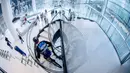 Pembalap sepeda asal Prancis, Aurelien Fontenoy, saat mendaki 768 anak tangga dari 33 lantai gedung Trinity Tower di distrik La Defense, Paris, (17/1/2021). (AFP/Martin Bureau)