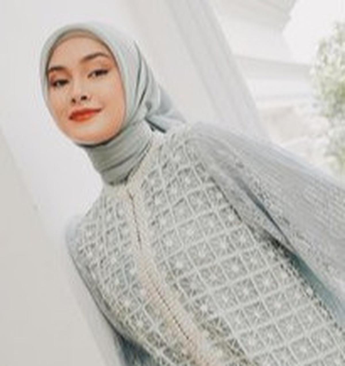 7 Potret Caitlin Halderman Memakai Hijab di Film Setetes Embun Cinta Niyala, Tuai Pujian Masyallah Cantiknya