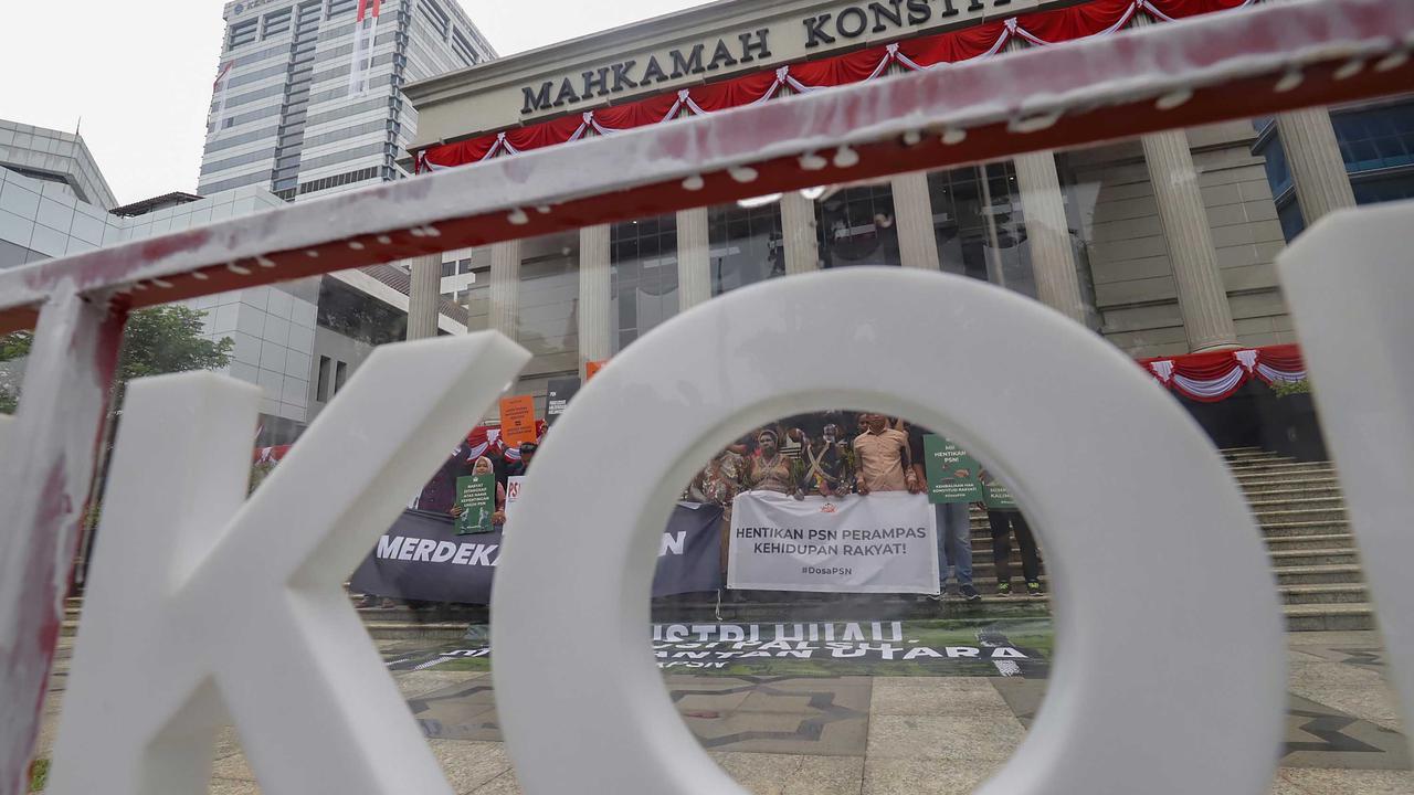 FOTO: Geram PSN Gugat Pasal Proyek Strategis Nasional, Gelar Doa Adat di MK