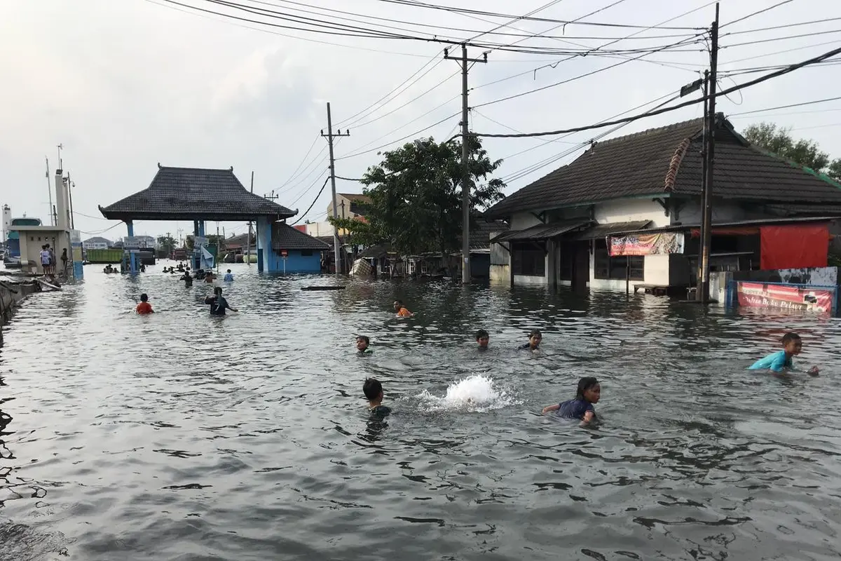 Ilustrasi suasana banjir rob di dekat kawasan tanjung emas