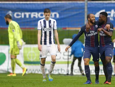 Pemain PSG, Lucas Moura merayakan golnya bersama rekannya pada laga uji coba melawan West Bromwich Albion di Schladming Athletic Area, Austria, (13/7/2016). PSG menang 2-1. (Action Images via Reuters/Dominic Ebenbichler)
