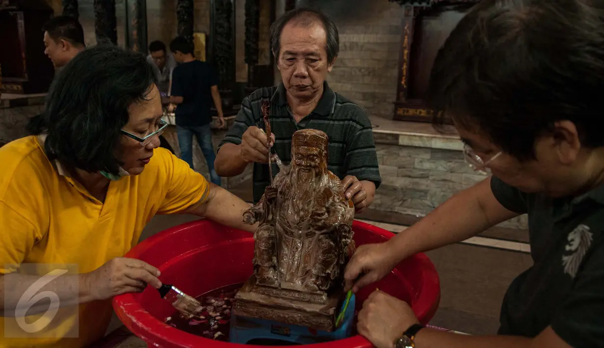 Warga Tionghoa membersihkan patung dewa-dewi di Vihara Amurva Bhumi, Jakarta, Jumat (20/1). Kegiatan itu merupakan persiapan menjelang ibadah warga Tionghoa pada Tahun Baru Imlek 2568 yang akan jatuh pada 28 Januari 2017. (Liputan6.com/Gempur M Surya)