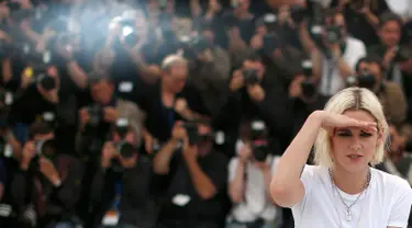 Artis Kristen stewart berpose selama sesi pemotretan untuk film "Cafe Society" sebelum pembukaan Festival Film Cannes ke-69 di Cannes, Perancis 11 Mei 2016. (REUTERS / Eric Gaillard)