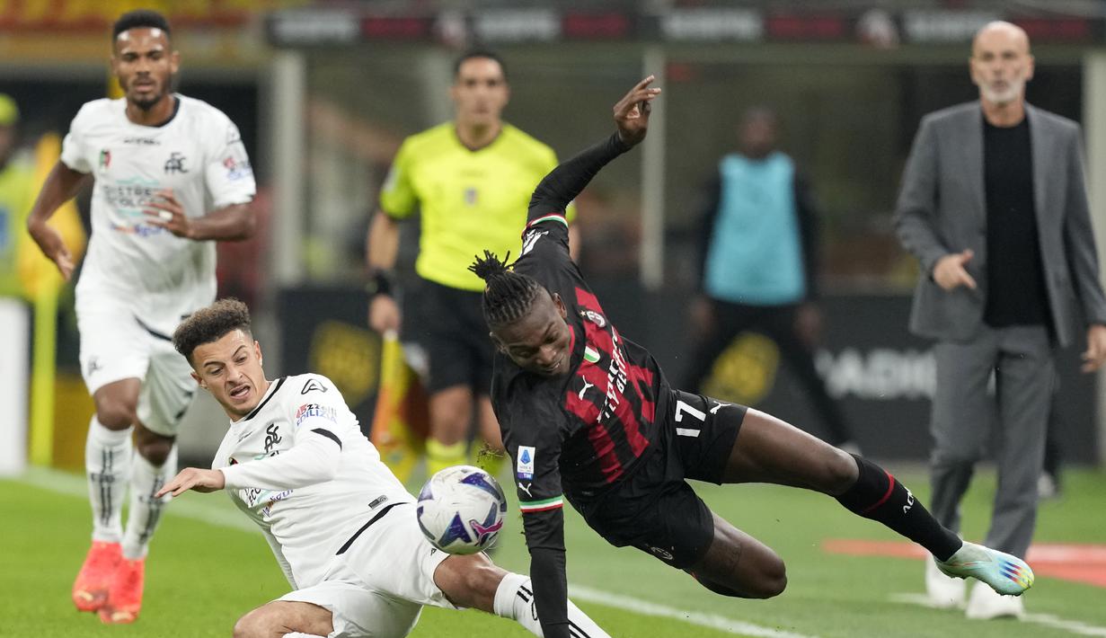 Penyerang AC Milan, Rafael Leao berebut bola dengan pemain Spezia, Ethan Ampadu pada pertandingan lanjutan Liga Serie A Italia di stadion San Siro, di Milan, Italia, Minggu (6/11/2022). AC Milan menang tipis atas Spezia 2-1. (AP Photo /Antonio Calanni)