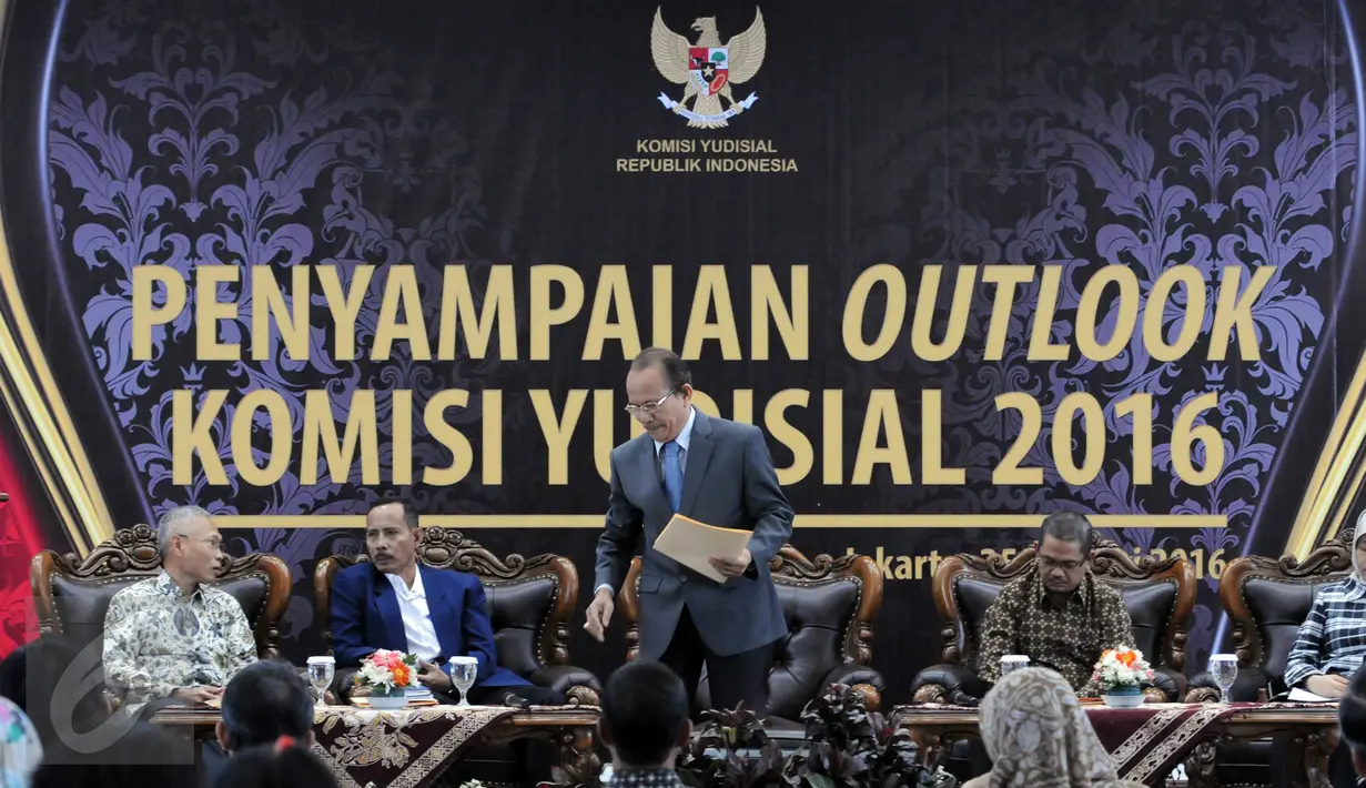 Ketua SDM KY Sumartoyo , Ketua HUB antar Lembaga, Joko Sasmito, Plt ketua KY, Maradaman Harahap,  Waketua sementara KY Farid Wajdi, Ketua Bid Pengawasan Hakim Sukma Violetta (ki-ka) saat 'Outlook' KY di Jakarta, Senin (25/1). (Liputan6.com/Helmi Afandi)