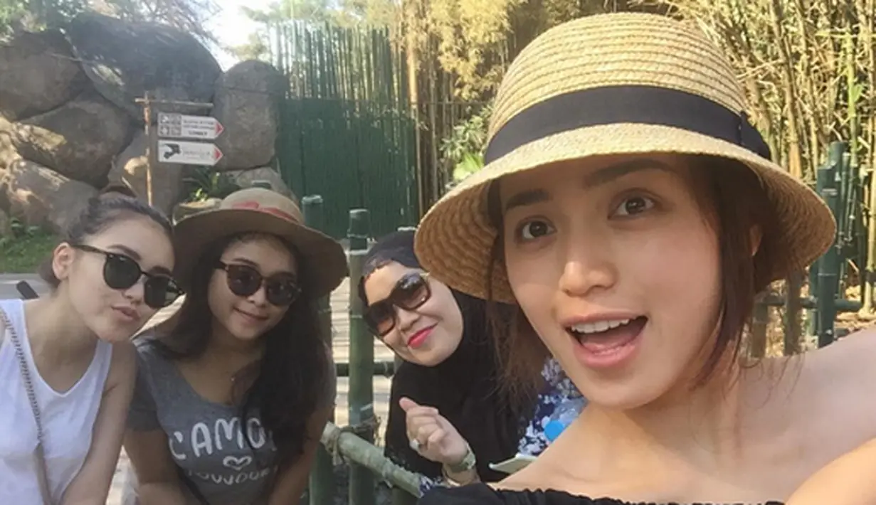 Sang ibunda dari Ayu Ting Ting, Umi Kalsum pun turut menjadi bagian dari liburan Ayu Tiing Ting dan Jessica Iskandar di Bali. (via instagram/@jedarcantik)