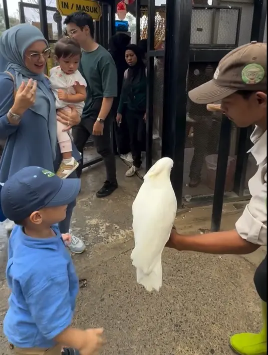 Tidak hanya Irish Bella yang menarik perhatian, tapi kedua anaknya juga kerap menarik perhatian netizen. Anak pertama Irish dan Ammar tampak sudah berani memberi makan dan bermain dengan hewan. [Instagram/_irishbella_]