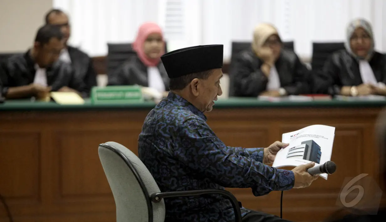 Fuad Amin Imron saat menjalani sidang lanjutan kasus dugaan suap pasokan gas alam untuk pembangkit listrik di Gresik, Pengadilan Tipikor, Jakarta, Kamis (22/5/2015). Sidang beragendakan tanggapan jaksa atas eksepsi terdakwa. (Liputan6.com/Yoppy Renato)