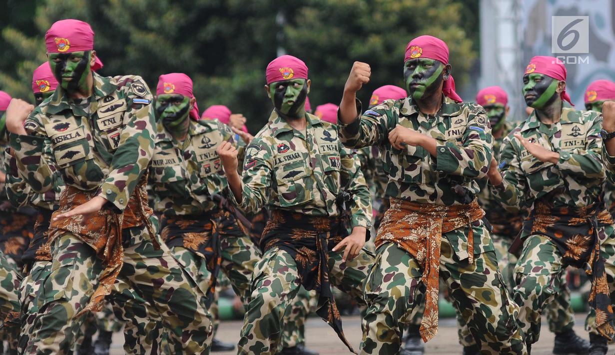 Prajurit Marinir memeragakan beladiri silat saat upacara HUT Korps Marinir ke-72 di Kesatrian Marinir Hartono, Cilandak, Jakarta, Rabu (15/11). HUT Marinir ke-72 bertema Marinir Prajurit Pejuang dan Profesional. (Liputan6.com/Helmi Fithriansyah)