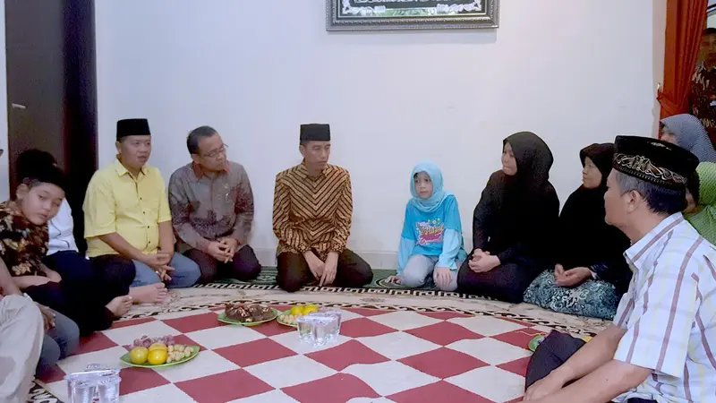 Jokowi Melayat keluarga Husni Kamil Malik 