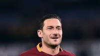 6. Francesco Totti - Hanya setia bersama AS Roma, dan menjalani ratusan laga yang menyenangkan. Capaian tertinggi kapten Roma ini hanyalah perempat final Liga Champions, itu pun diwarnai dengan pembantai 7-1 oleh Man United. (AFP/Filippo Monteforte)