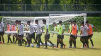 Pemain Timnas Indonesia U-16 menggotong gawang ke tengah lapangan dalam sesi latihan, Rabu (26/2/2020). (Bola.com/Vincentius Atmaja)
