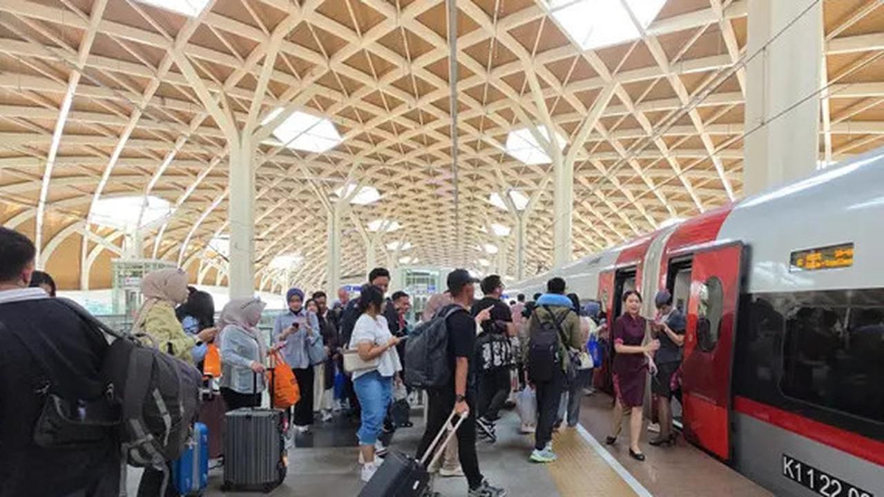Lonjakan Penumpang Whoosh Capai 20.500 Orang, KCIC Tambah Petugas