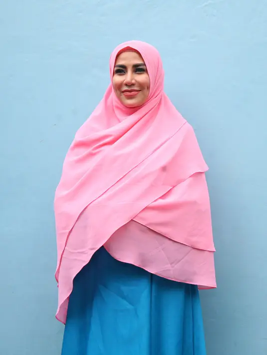 Seperti yang diketahui bahwa selama ini Cinta megoleksi banyak tato di tubuhnya. Dan setelah mantap berhijab, Cinta juga memikirkan nasib tato di tubuhnya. Secara perlahan, tato-tato itu ia hilangkan. (Nurwahyunan/Bintang.com)