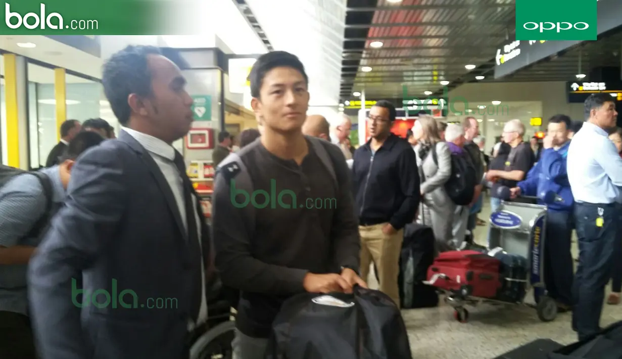 Pebalap Manor Racing asal Indonesia, Rio Haryanto, disambut staf Konjen RI di Melbourne saat tiba di Bandara Melbourne, Australia, Selasa (15/3/2016). (Bola.com/Yus Mei Sawitri)