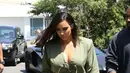 Penampilan terbaru ibunda dari North dan Saint West ini tentu saja sangat mencuri perhatian para awak media, khususnya kamera paparazi. (Dailymail/Bintang.com)