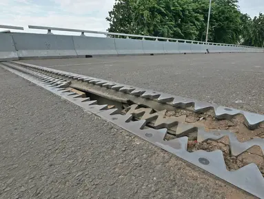 Penampakan retakan yang terjadi di flyover Cengkareng, Jakarta, Kamis (27/12). Terdapat celah pada retakan itu yang dapat melihat bagian bawah jembatan. (Liputan6.com/Herman Zakharia)