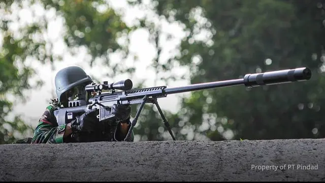 Senjata sniper SPR 2 atau senapan penembak runduk yang dapat menembak target dengan jarak 2 kilometer buatan Pindad ini membuat KKB ketar-ketir.