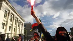 Kedutaan Besar Rusia di Kiev, Ukraina, diserbu ratusan demonstran, (14/6/2014). (AFP PHOTO/Yuriy Kirnichy)